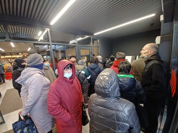 EXCLUSIV. Filmări din centrul orașului Mariupol, portul ucrainean atacat de ruși. ”Oamenii își păstrează calmul la cozi uriașe”, transmite trimisul special Libertatea