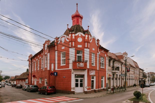 Palatul Elszeszer din Mureș, construit în urmă cu 160 de ani, este scos la vânzare. Cum arată și care e prețul