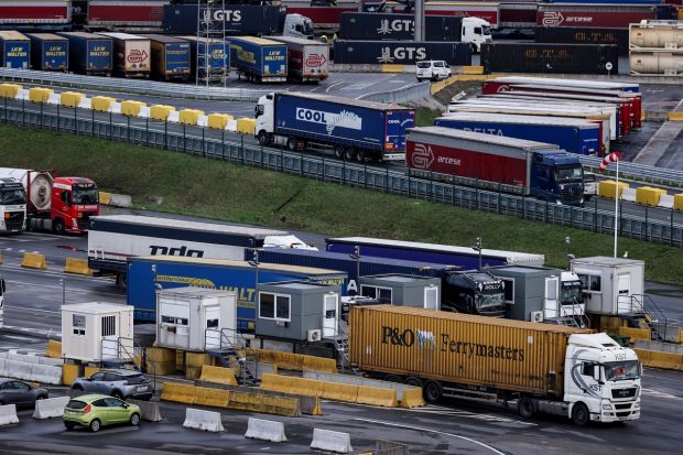 Patru șoferi români de TIR treziți din somn și arestați pe loc, în Belgia, în portul unde aduceau containere pentru Marea Britanie