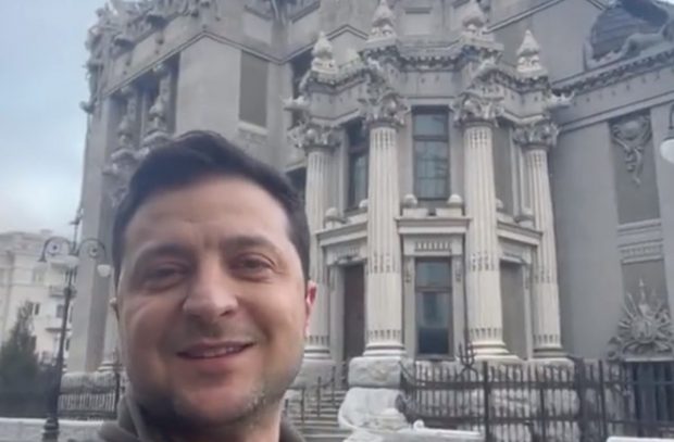 VIDEO | Președintele Ucrainei, mesaj de încurajare de pe străzile din Kiev: „Sunt aici, nu vom depune armele!”