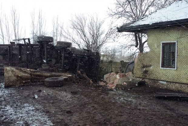 TIR lovit de tren în județul Brăila și proiectat într-o clădire din apropiere. ISU: Patru persoane rănite