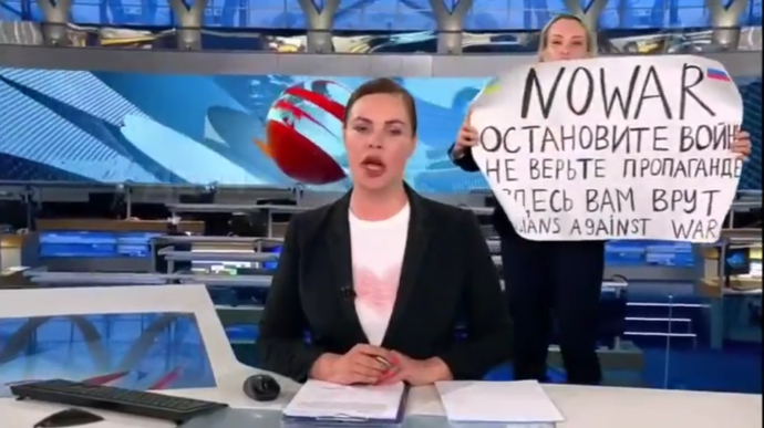 „Fiul meu adolescent m-a acuzat că le-am ruinat viața”. Jurnalista rusă care a intrat în studioul televiziunii cu un mesaj antirăzboi spune că nu face jocurile Kremlinului