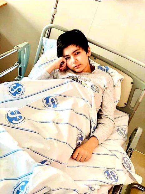 Bolnav de morbus osler, cancer și hidronefroză, Liviu poate fi salvat cu un tratament în Austria. Băiatul de 13 ani, olimpic la engleză, are urgent nevoie de cel puțin 20.000 de euro