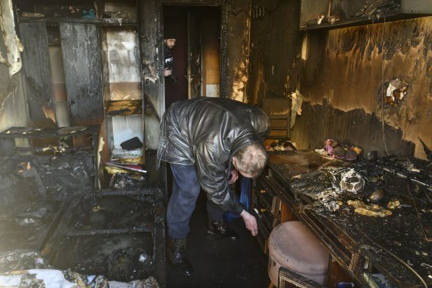 „Complet distrus”. Oamenii din Kiev care se întorc la blocurile lovite de artilerie să vadă ce a rămas din locuințele lor