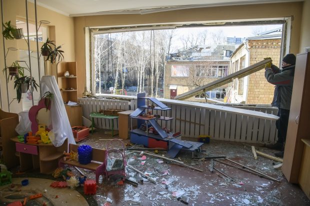 LIVETEXT Război în Ucraina, ziua 25 | Bombardamente în mai multe orașe. O școală din Mariupol, în care erau 400 persoane, lovită de artilerie, acuză ucrainenii