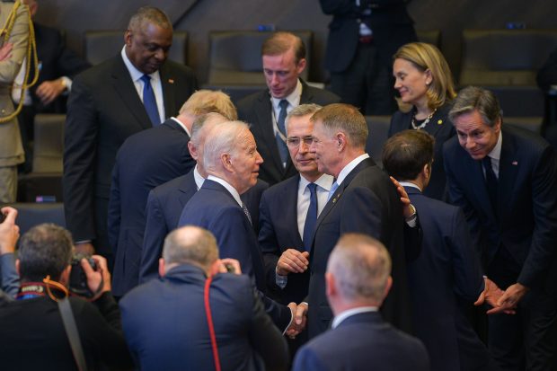 Summitul NATO, încheiat cu îngrijorări față de retorica Moscovei vizavi de folosirea armelor chimice: „Folosirea lor de către Rusia ar afecta direct populația statelor NATO”