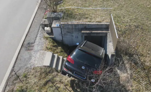 Copil de 13 ani rănit grav, după ce a furat o mașină și a căzut cu ea într-o stație de pompare a apei, în Elveția