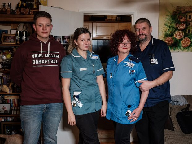 Istoria unei familii de români care lucrează în sistemul medical britanic: „Expresia aia «De ce-ai plecat?» «De foame!» e adevărată. Am plecat de foame”