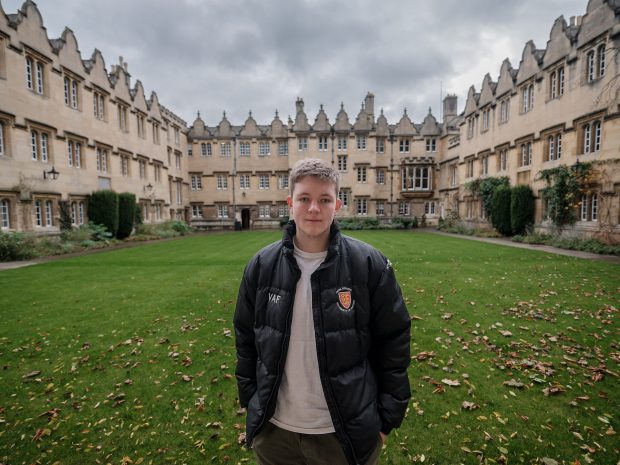 Un tânăr din România crescut în UK, ajuns student la Oxford: „Dacă nu veneam în Anglia, probabil nu mă duceam la universitate”