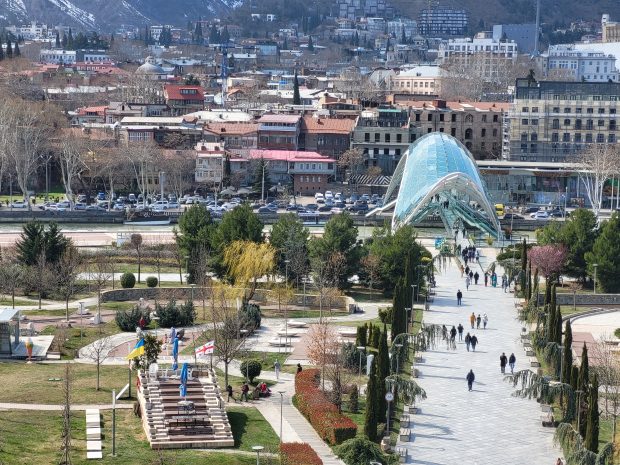 Corespondență din Tbilisi. Orașul unde refugiații ruși și cei ucraineni le cer socoteală lui Putin și lui Stalin