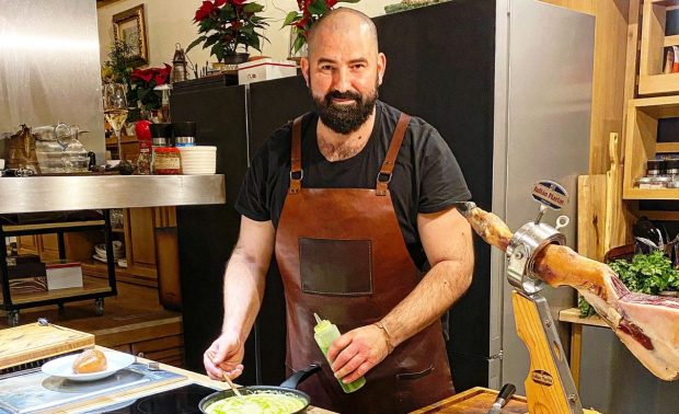 Chef Adi Hădean găteşte pentru refugiaţii ucraineni, la punctele de frontieră. „Dragii mei, sunt la Sighetu Marmaţiei”