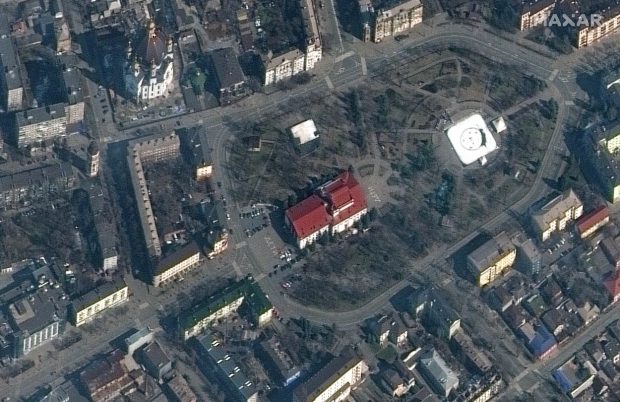 O imagine din satelit arată că, în urmă cu două zile, cuvântul „copii” era scris mare, în limba rusă, lângă teatrul din Mariupol, bombardat de ruși