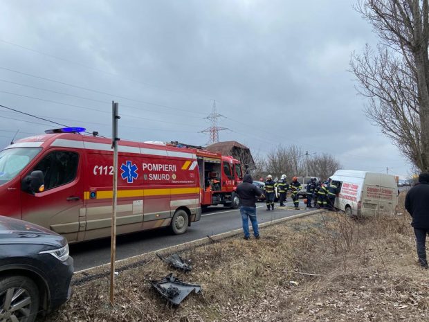 O mașină cu refugiați ucrainieni, implicată într-un accident rutier în Vaslui. Zece persoane au fost rănite