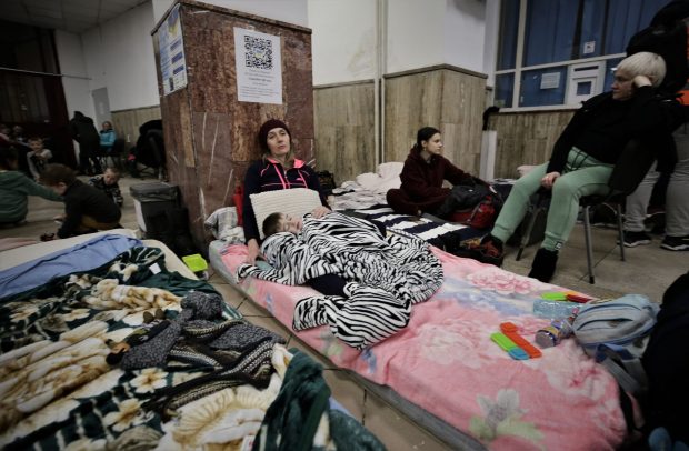 Gara de Nord, adăpost improvizat pentru refugiați ucraineni. Femei și copii dorm pe saltele întinse pe jos, în sala de așteptare
