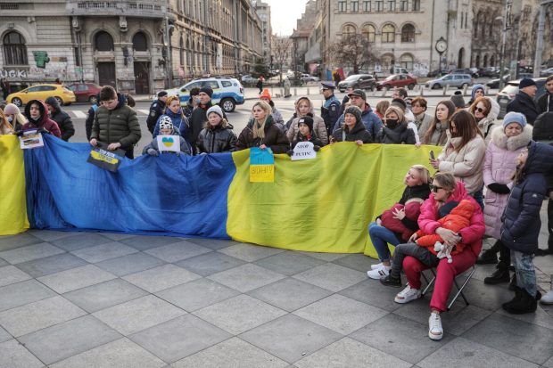 „Opriți-l pe Putin. Vrem pace”. Manifestație antirăzboi în Piața Universității din București