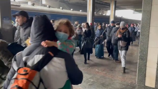 Disperare în gara din Kiev. Oamenii încearcă să se urce în trenurile deja pline. „Poate ultima șansă să fugă”