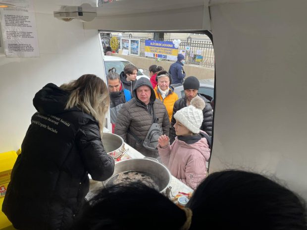 Nicușor Dan anunță că peste 3.200 de ucraineni au primit asistență și că s-au strâns zeci de tone de ajutoare