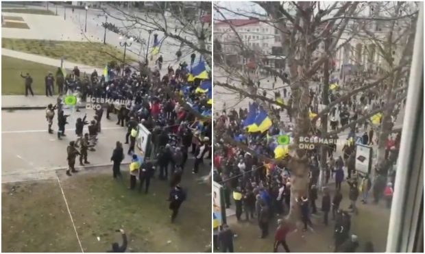 Steaguri versus arme. Ucrainenii din Herson, oraș ocupat, față în față cu militarii ruși