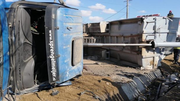 Gemeni din Vaslui, răniți grav de un stâlp doborât peste ei de un camion. Șoferul, luat la bătaie de un martor