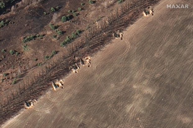 Imagini din satelit arată armata rusă ridicând baricade de pământ în jurul echipamentului militar, la nord-vest de Kiev