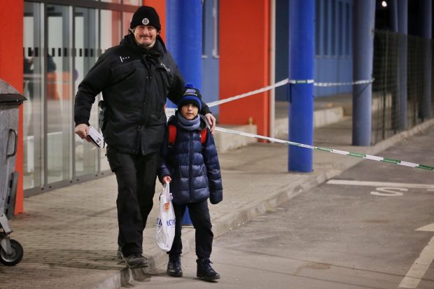 „Eroul nopții” din Ucraina. Un băiețel a trecut singur granița în Slovacia, cu un număr de telefon scris pe braț