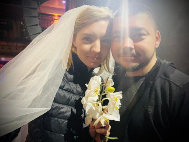 Căsătorie între un polițist și o jurnalistă, într-un buncăr din Kiev, între bombardamente. „Dragostea învinge”
