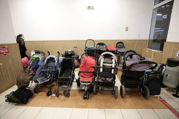 Gest emoționant al femeilor din România: au lăsat cărucioare pentru mamele refugiate din Ucraina, în Gara de Nord