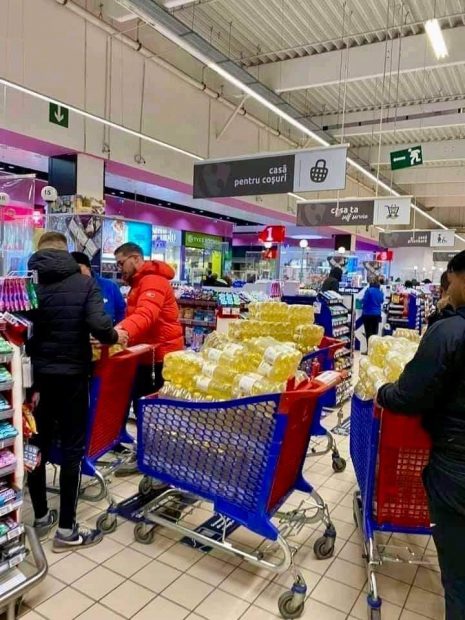 După benzină, românii se înghesuie să cumpere ulei. Autoritățile, apel către cetățeni: „Avem stocuri suficiente”