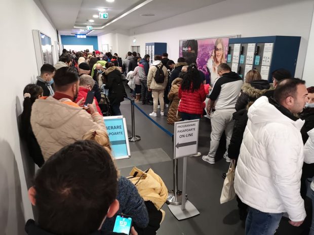 Două puncte ale serviciului de pașapoarte din București, deschise și în weekend, pentru a face față cererii