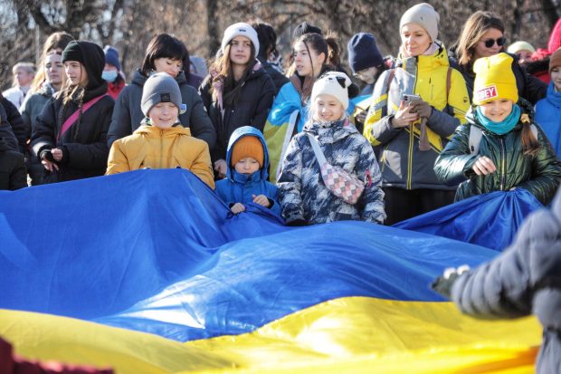 Protest antirăzboi în Piața Victoriei și plecare în marș spre Ambasada Rusiei: „Pace, aer și natură! Nu război, nu dictatură”