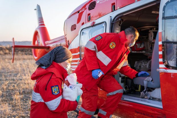 Doi bebeluși cu naționalitate română, de 5 și 14 zile, cu probleme grave de sănătate, aduși din Ucraina. Medicii luptă pentru viața lor