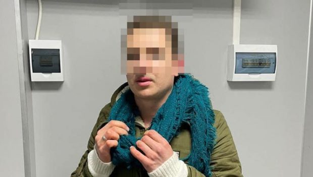 Un bărbat din Kiev a vrut să părăsească Ucraina deghizându-se în femeie. A fost prins înainte de vama Siret