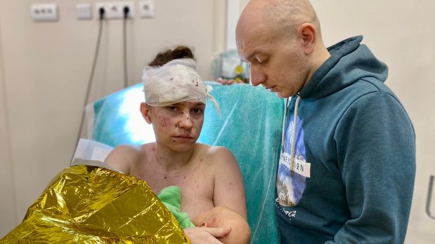 Imagine dintr-un spital din Kiev, cu o mamă rănită care își alăptează bebelușul, după ce l-a protejat de schije cu propriul trup
