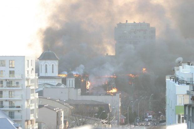 Imagini cu incendiul din București de la centrul comercial din sectorul 5