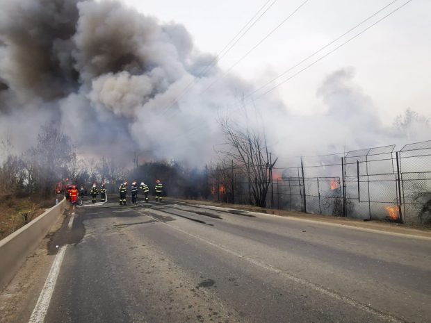 Incendiu de amploare lângă București, la un centru REMAT. A fost emis mesaj RO ALERT, din cauza degajării mari de fum