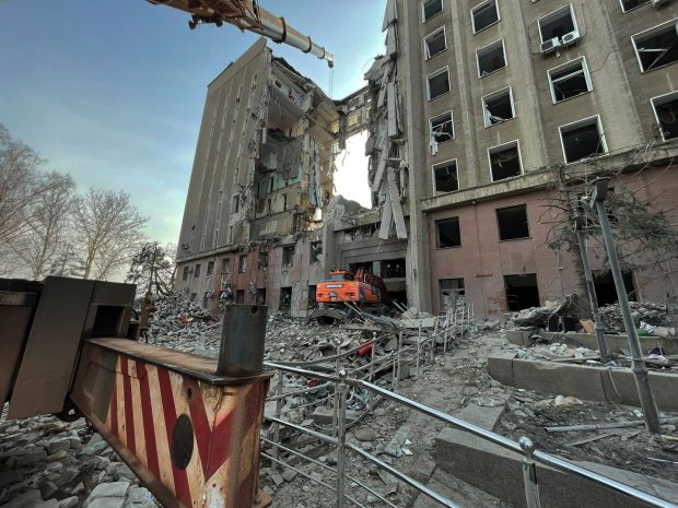 Bilanțul victimelor atacului asupra administrației regionale din Mikolaiv a crescut la 15. Clădirea este găurită de bombe