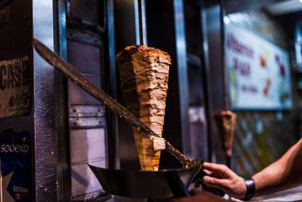 Doner kebab în loc de Big Mac. Cum vor să se reorienteze rușii după plecarea companiilor occidentale