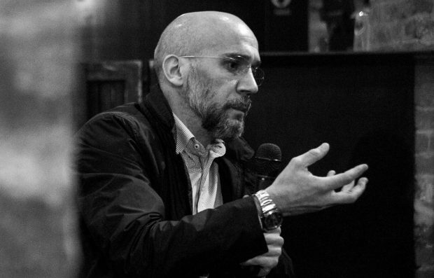 Interviu cu un scriitor care a văzut iadul: „Trăiam pe străzi, nu mai aveam aproape pe nimeni. Dependența e un joc periculos, care se termină cu moartea”