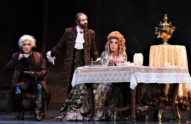Papagalul Mut, spectacolul scris și regizat de Nae Caranfil, revine pe scena Săli Mari a Teatrului Național I.L. Caragiale din București