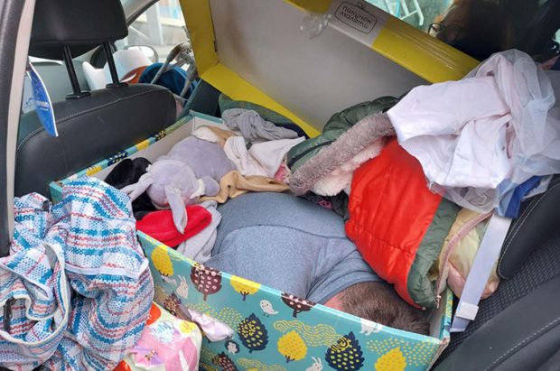 Un ucrainean a vrut să părăsească țara ascuns în cutia cu jucăriile copiilor. A fost prins la vamă