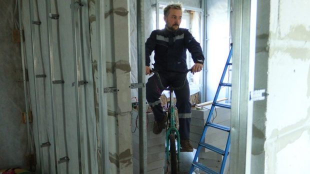 În Cernihivul rămas fără curent, Volodimir produce energie cu un generator improvizat, pe care îl alimentează dând la pedalele unei biciclete vechi