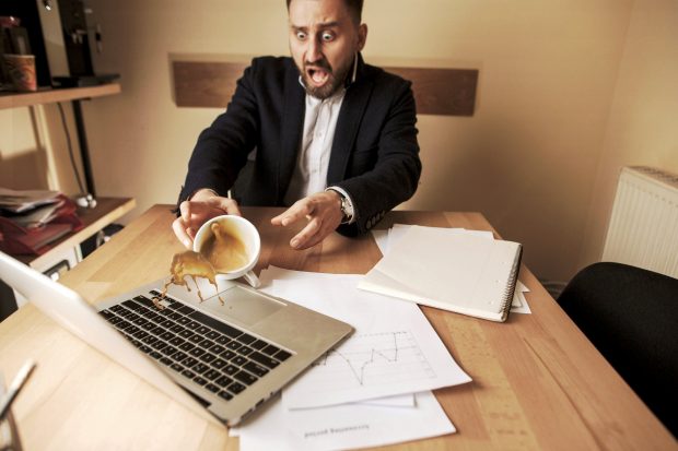 Ce trebuie să faci dacă verși cafea, suc sau apă pe laptopul tău