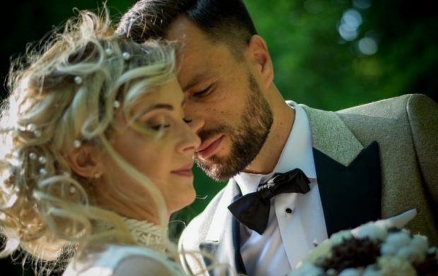 „La bombardamente, ne ascundeam în buncăr. Apoi fugeam în munți, să nu ne ucidă pe toți”. Copilăria de coșmar a unui tânăr din Kosovo, care și-a găsit fericirea în România