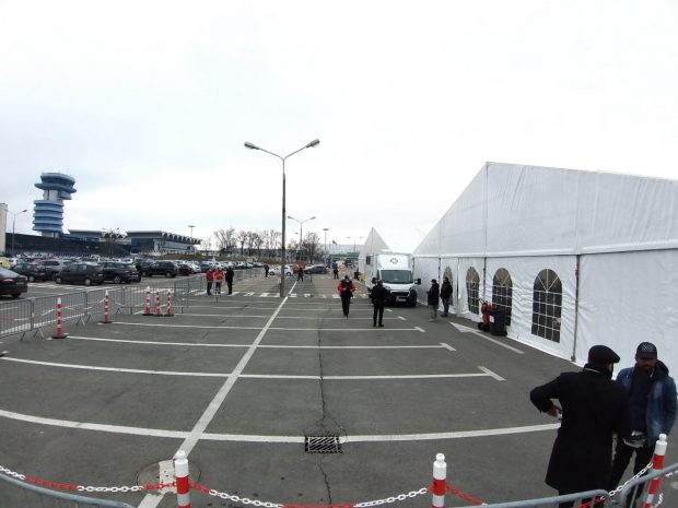 Peste 1.000 de locuri suplimentare în corturi și alimente pentru refugiaţii ucraineni care vin pe Aeroportul Otopeni