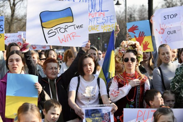 Protest în fața Ambasadei Rusiei la București. Refugiați ucraineni, printre manifestanți