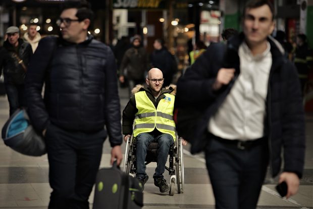 INTERVIU. Alex, 23 de ani, ajută refugiaţii ucraineni în Gara de Nord: „Unii par să se simtă vinovaţi că le car eu bagajele!”