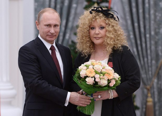 O lovitură de imagine uriașă, pe care regimul Putin încearcă să o amâne: misterul plecării din țară a Allei Pugaciova, cel mai mare star sovietic 