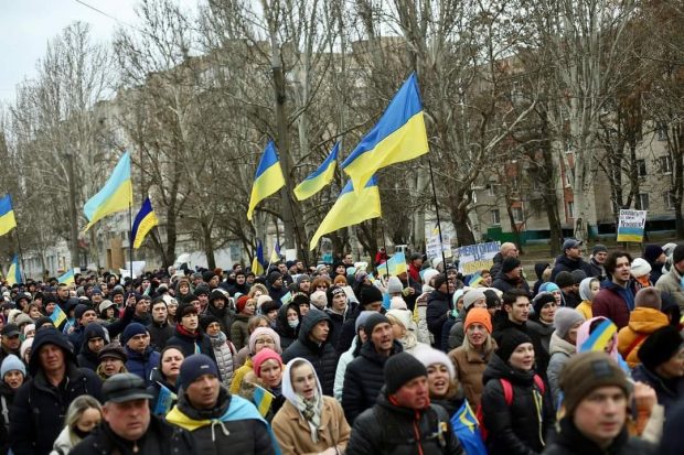 EXCLUSIV. Profesoară care protestează în Melitopol, orașul cu primarul răpit de ruși: „Ne-au oprit programele noastre TV și ni le rulează pe ale lor, cu Putin”