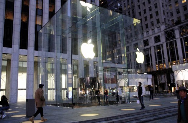 UE acuză Apple că restricţionează accesul concurenței la tehnologia sa de plată. Ce sancțiuni riscă gigantul american