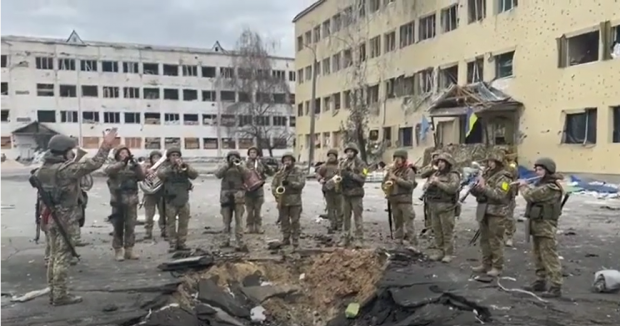 VIDEO | Soldații ucraineni cântă imnul național, la scurt timp după un atac aerian